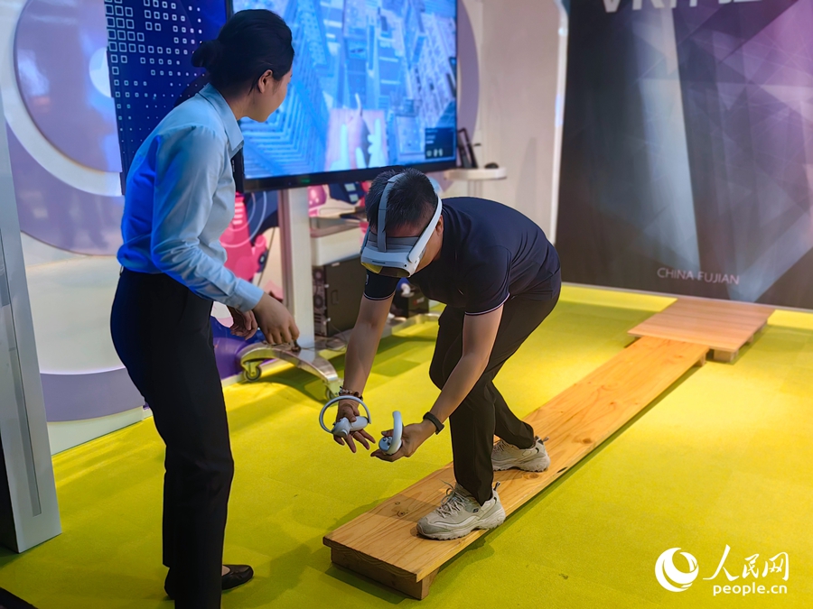 VR體驗(yàn)“高空救援”。人民網(wǎng) 葉青卿攝