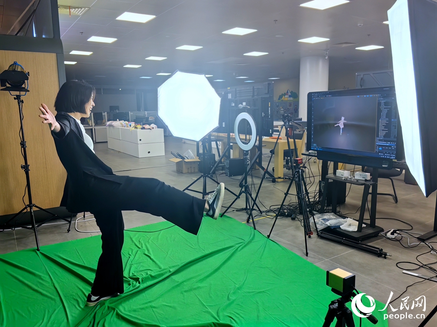 數(shù)字人“動(dòng)捕”系統(tǒng)正在采集動(dòng)作。人民網(wǎng) 葉青卿攝