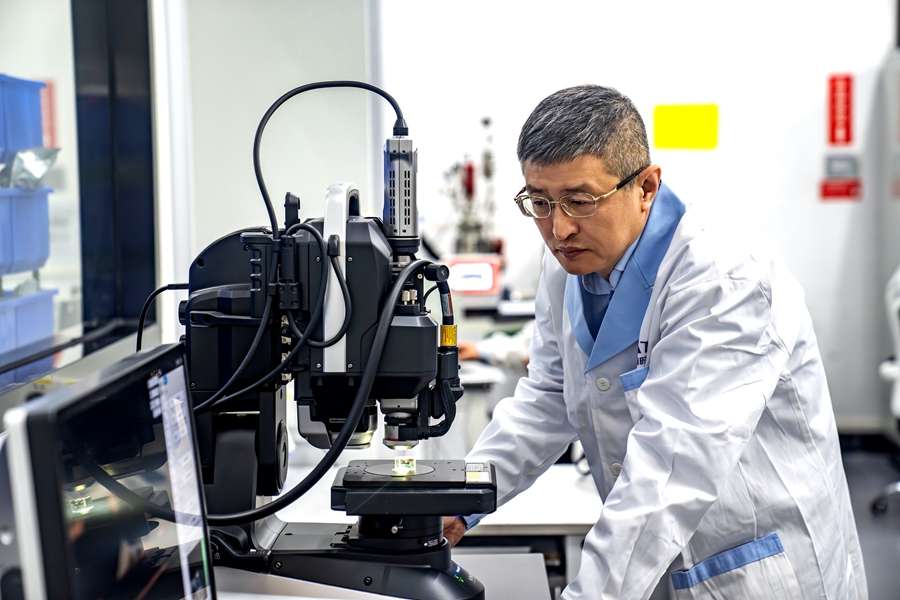 吳凱在研究動力電池技術(shù)細(xì)節(jié)。寧德時代供圖