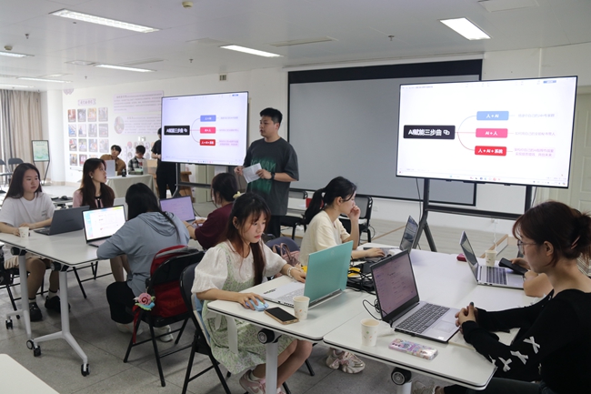 4.福州市海峽女性就業(yè)創(chuàng)業(yè)服務(wù)中心為女大學(xué)生們演示“有福之知識庫”的應(yīng)用。