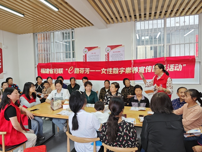 3.在寧德，巾幗志愿者為中老年女性展示AI變聲與“家人換臉”等新型詐騙案例，增強防范詐騙與網(wǎng)絡(luò)安全意識。