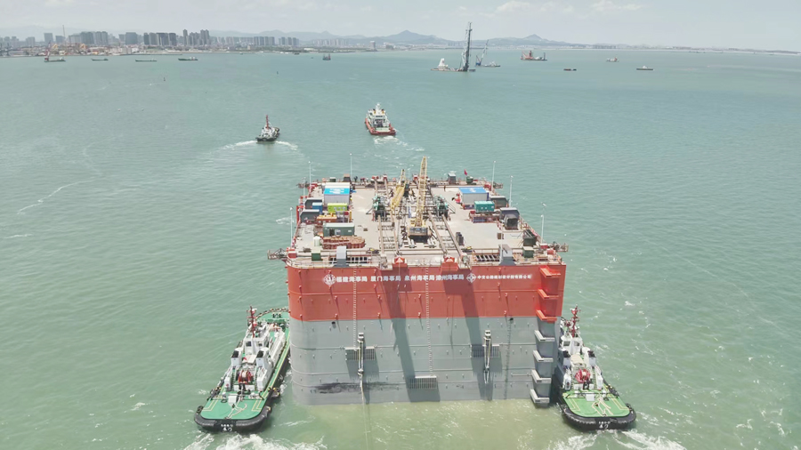 廈金大橋（廈門(mén)段）項(xiàng)目首個(gè)水下基礎(chǔ)構(gòu)件東錨碇鋼沉井（前井）通過(guò)浮運(yùn)拖帶的形式成功運(yùn)輸至A1標(biāo)段施工水域預(yù)定點(diǎn)位。廈門(mén)海事局供圖