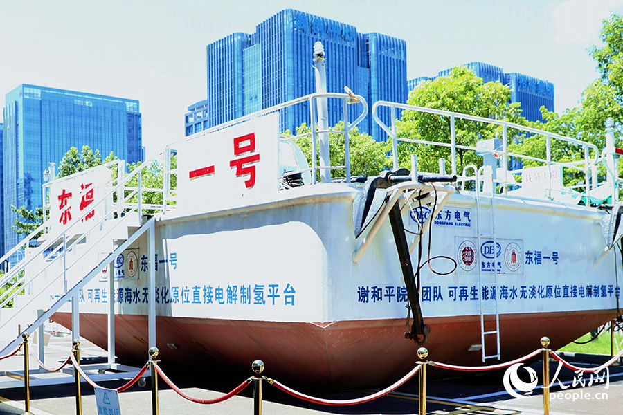 全球首個海上風(fēng)電海水無淡化原位直接電解制氫平臺目前已回收存放于東福研究院園區(qū)內(nèi)。人民網(wǎng) 李唯一攝