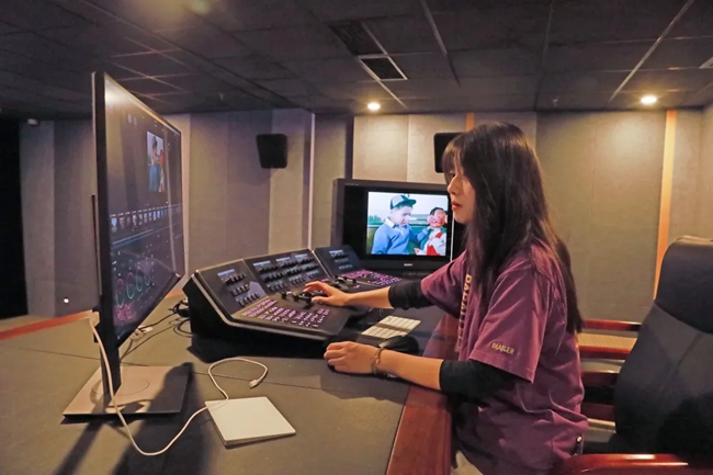 工作人員在修復老電影。