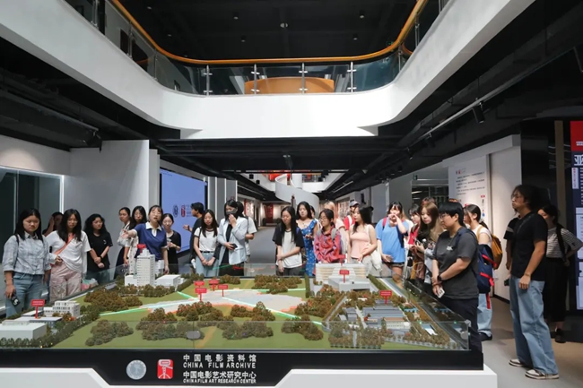 為參觀人員講解數(shù)字電影。