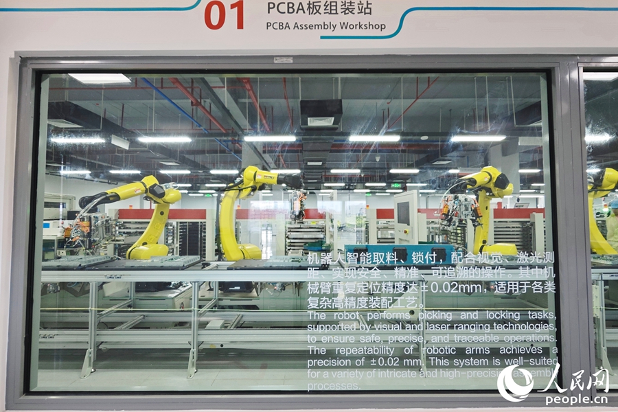 智能工廠車間內(nèi)，機(jī)械臂正在“工作”。人民網(wǎng) 黃東儀攝