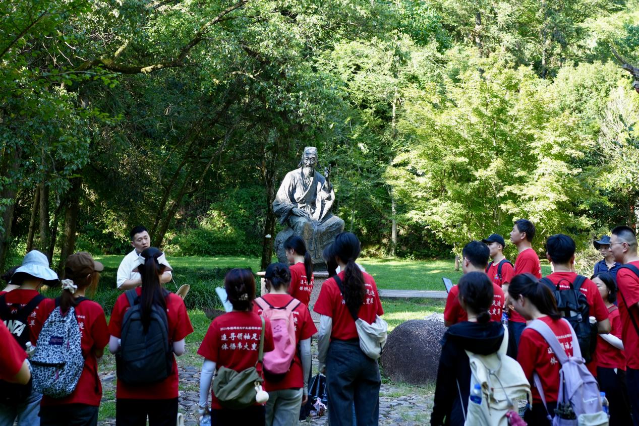實(shí)踐隊師生認(rèn)真參觀朱熹園