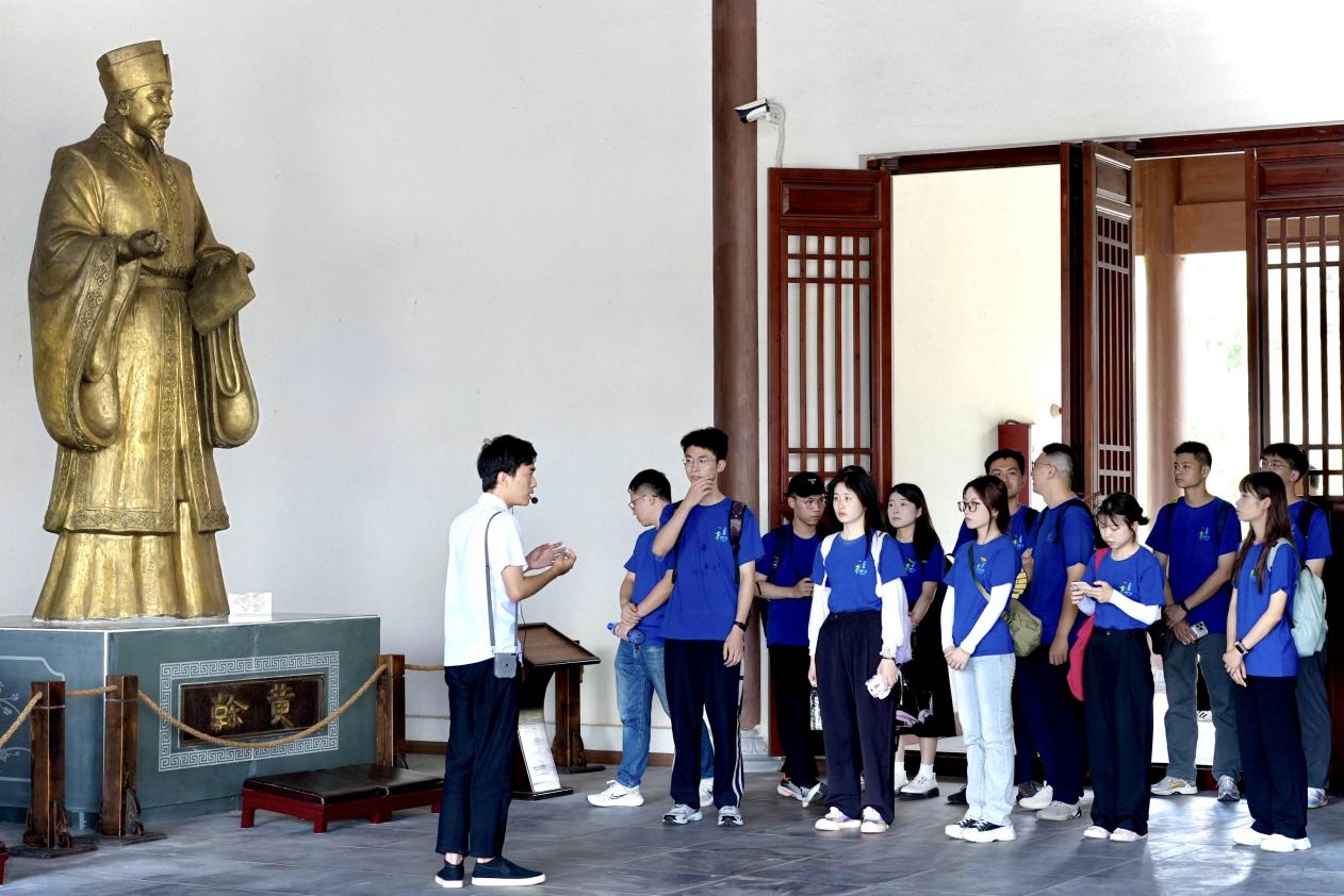 實(shí)踐隊(duì)師生認(rèn)真聆聽(tīng)朱子文化講解