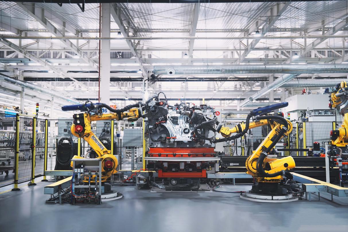 東南汽車整車廠焊裝車間的側(cè)圍焊接區(qū)機(jī)器人。東南（福建）汽車工業(yè)股份有限公司供圖