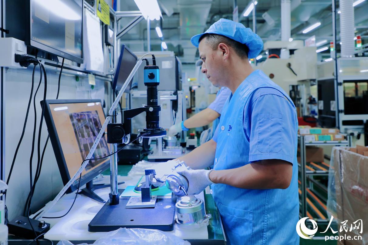 福州泰全工業(yè)有限公司生產(chǎn)車間內(nèi)，工作人員正在對(duì)馬達(dá)產(chǎn)品進(jìn)行測(cè)試。人民網(wǎng) 李唯一攝