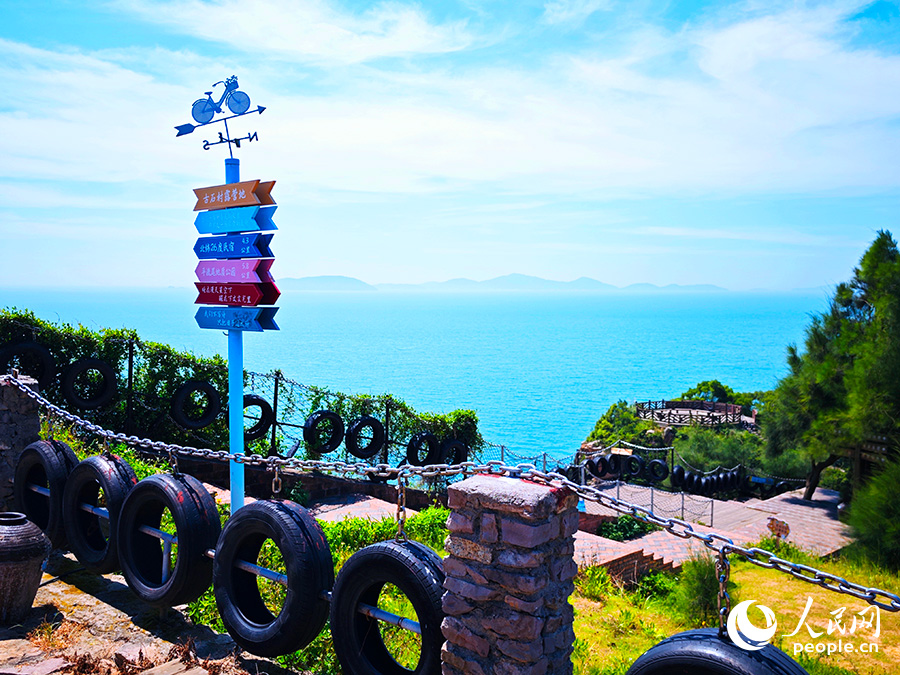 天氣晴好時，從古石村的濱海漫步道望向“海那邊”，馬祖列島的輪廓肉眼可見。人民網(wǎng) 黃東儀攝