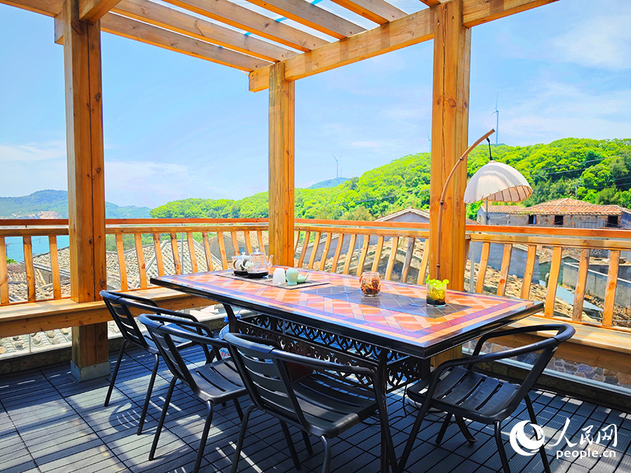 白天可看海，夜晚可看星星的民宿露臺。人民網(wǎng) 黃東儀攝