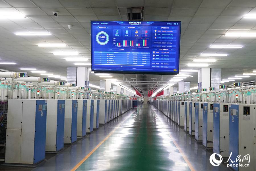 金源紡織5G智慧工廠細(xì)紗車間。人民網(wǎng)記者 蘭志飛攝