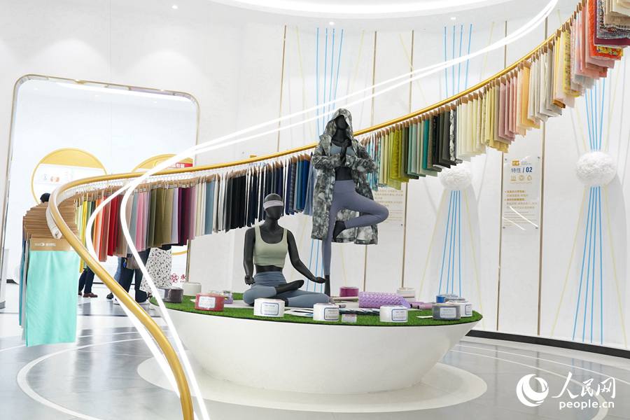 永榮股份展廳內(nèi)陳列了上百種功能性錦綸長(zhǎng)絲面料。人民網(wǎng)記者 蘭志飛攝