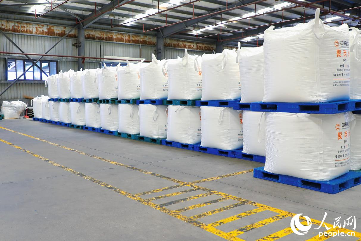 倉庫內(nèi)成袋包裝、等待運(yùn)出的聚丙烯。人民網(wǎng) 李唯一攝