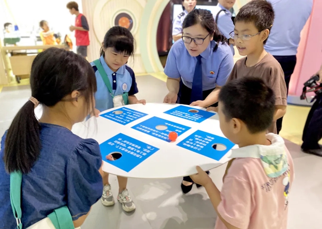 泉州市檢察院聯(lián)合市委政法委、共青團(tuán)市委等部門建設(shè)“泉州市青少年社會(huì)保護(hù)中心”，列入泉州市委、市政府“為民辦實(shí)事”項(xiàng)目。泉州市檢察院供圖