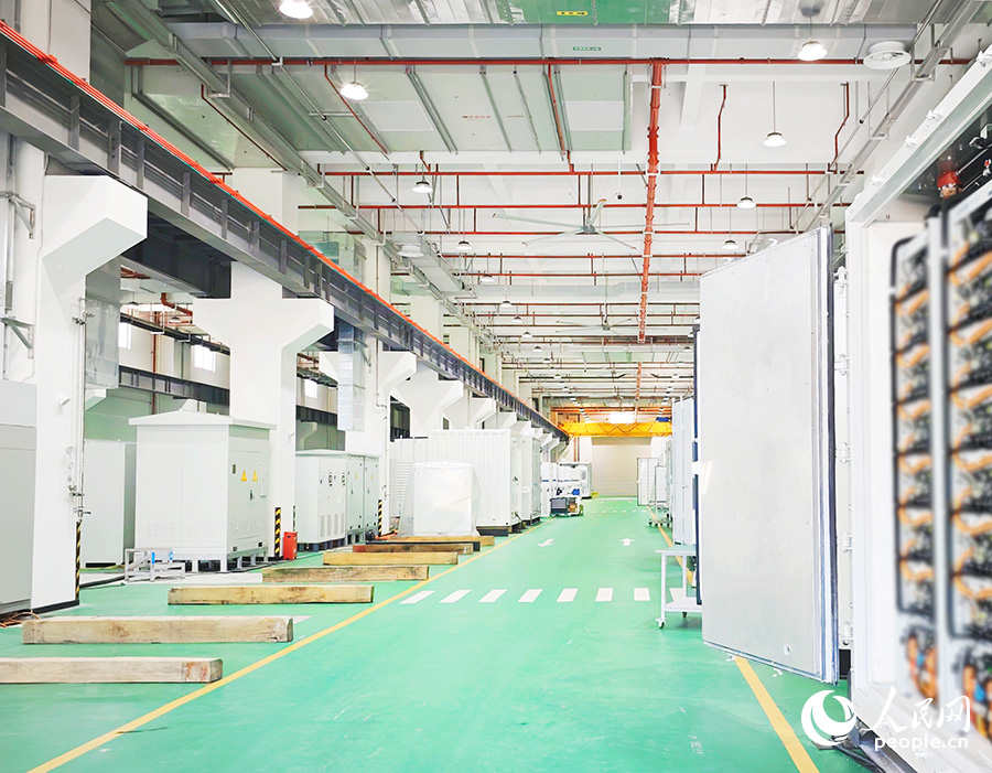 在時(shí)代星云智慧儲(chǔ)能產(chǎn)業(yè)園內(nèi)，各式各樣的儲(chǔ)能設(shè)施令人目不暇接。人民網(wǎng) 黃東儀攝