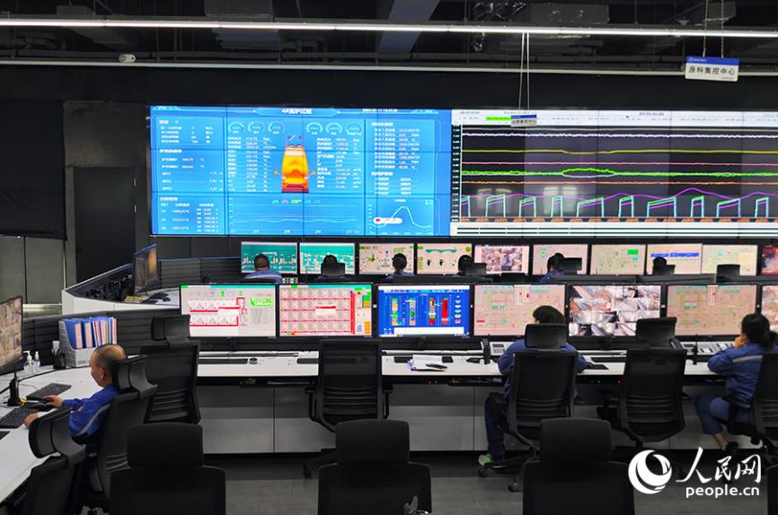 寶鋼德盛不銹鋼有限公司智慧運(yùn)營(yíng)中心內(nèi)，工作人員正在監(jiān)控?zé)掍摚掕F）高爐的實(shí)時(shí)運(yùn)行狀態(tài)。人民網(wǎng) 黃東儀攝