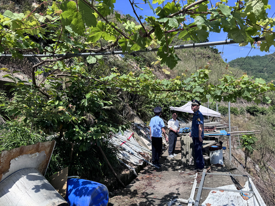 執(zhí)法人員在處理違章搭建。黃炫禎攝