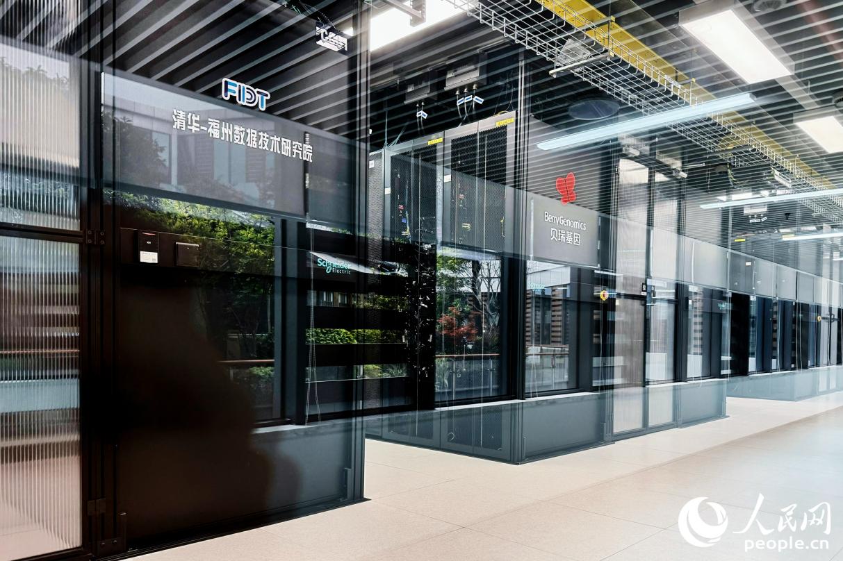 位于福州新區(qū)的福建省超算中心機(jī)房。人民網(wǎng) 李唯一攝