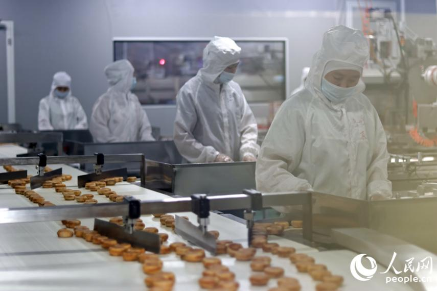 生產線上，工人們正在進行品控。人民網 李昌乾攝