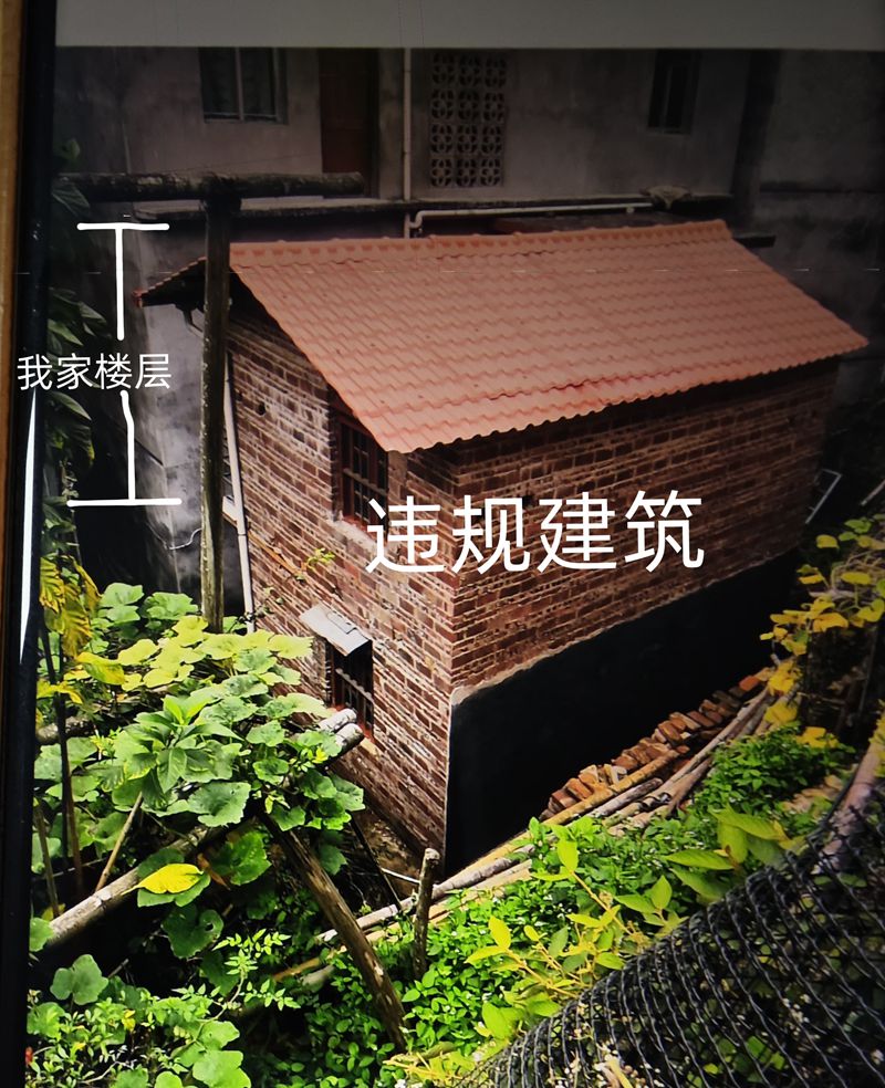 黃先生家位于二樓，違建完全遮擋了房屋的通風(fēng)和采光。訴求人供圖