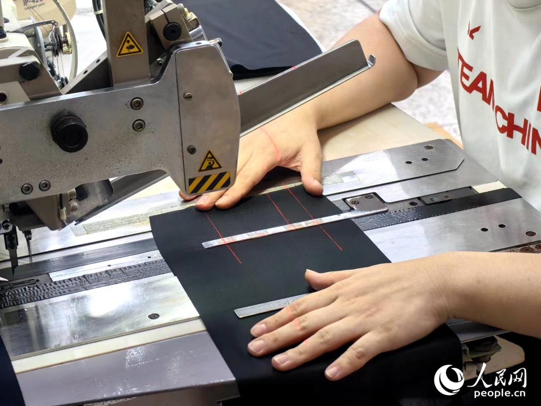 紅外線定位輔助開口袋。人民網(wǎng) 葉青卿攝