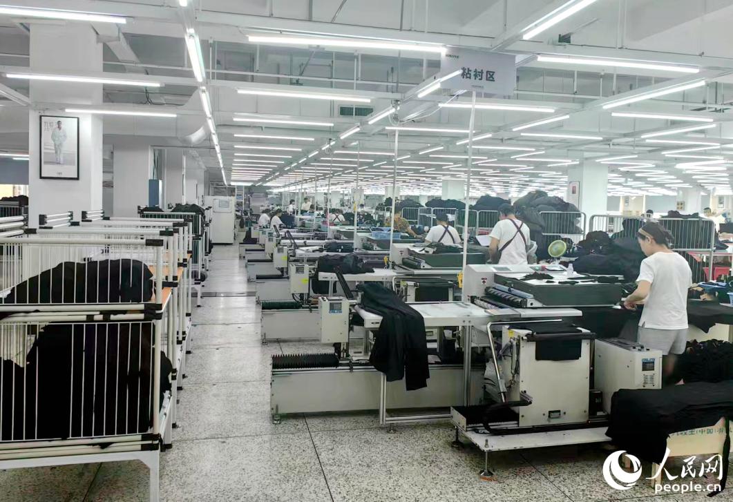 原先需要3至5人的工作臺，如今只要1人便可完成臺面操作。人民網(wǎng) 葉青卿攝