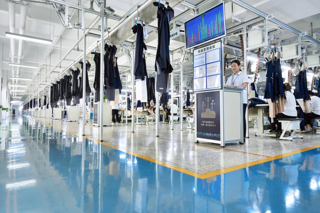 “精益管理看板”能讓組長實時掌握組員產(chǎn)能，及時補位、協(xié)同工作，提升全組生產(chǎn)質(zhì)效。受訪單位供圖