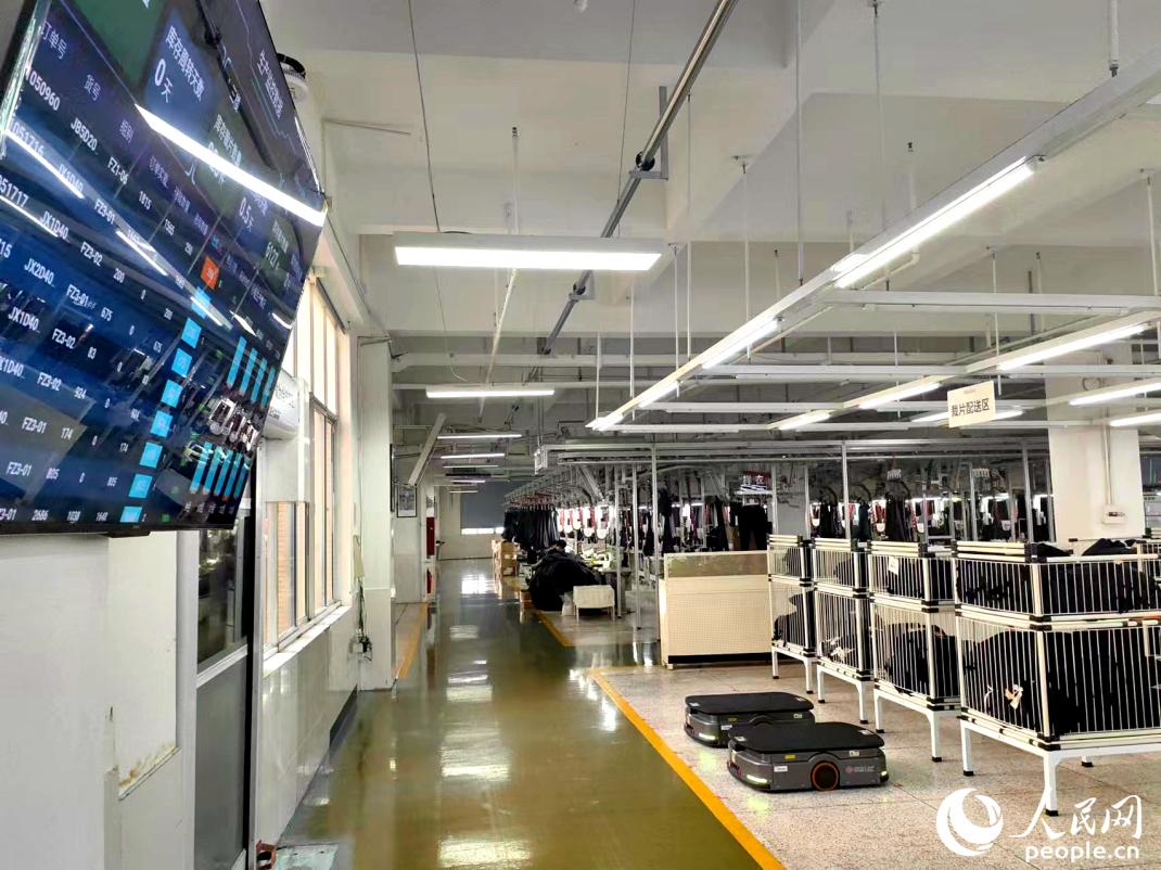 機器人“搬運工”正在作業(yè)。人民網(wǎng) 葉青卿攝