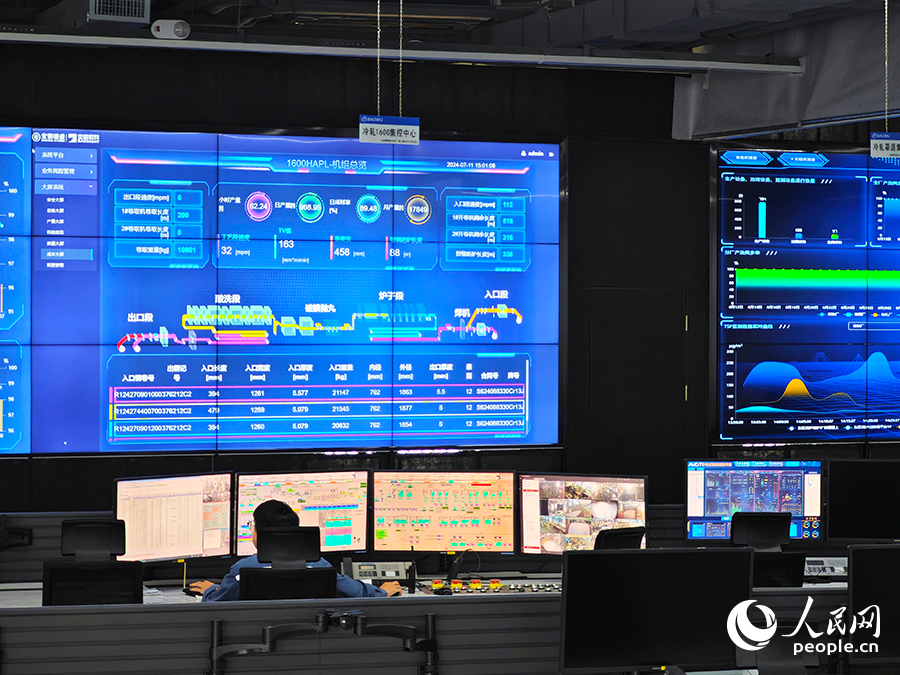 寶鋼德盛智慧運營中心一角，一名工作人員密切注視著面前的顯示屏。人民網(wǎng) 黃東儀攝