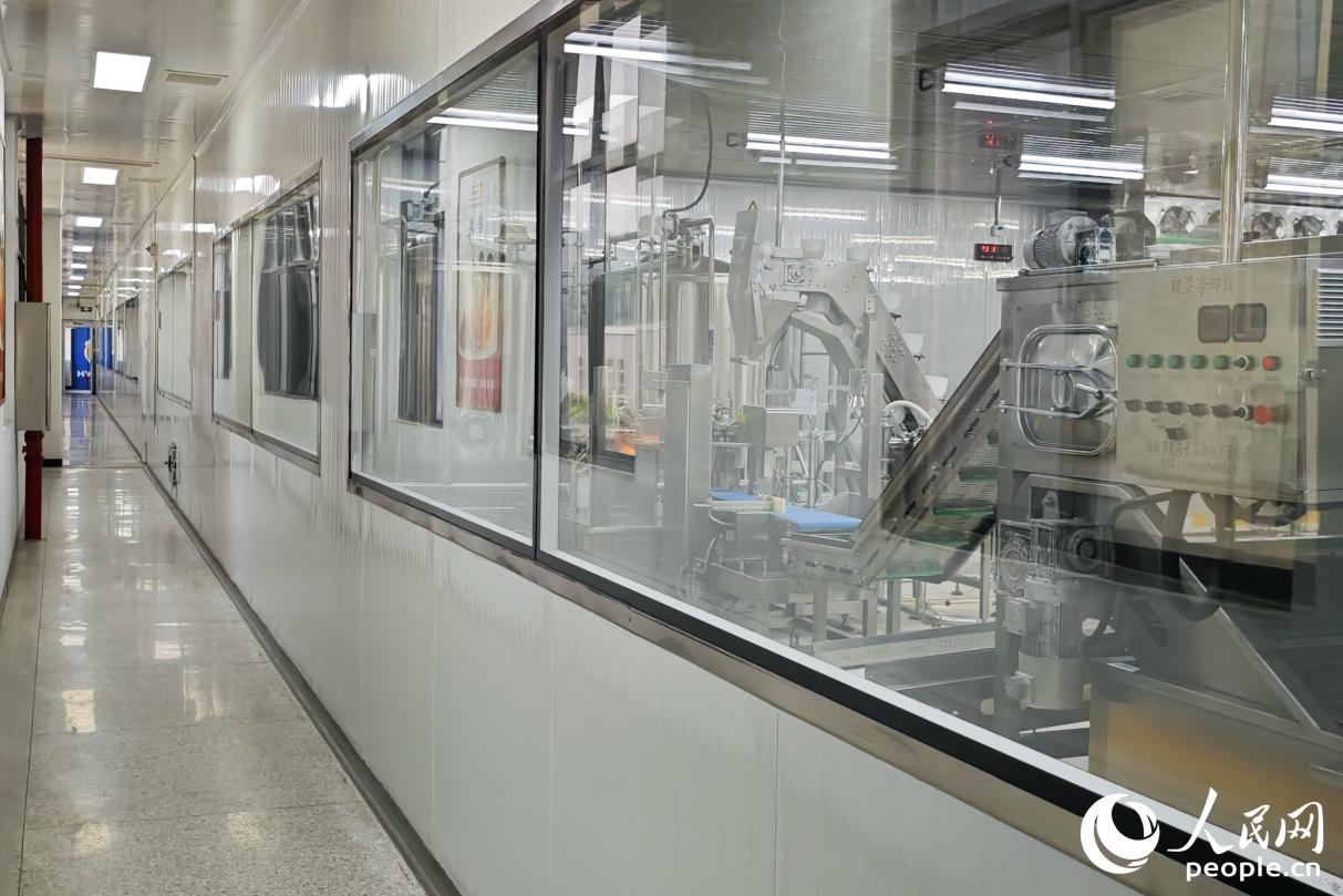 福建海文銘海洋科技發(fā)展有限公司的標準化冷凍佛跳墻生產(chǎn)線。人民網(wǎng) 黃東儀攝