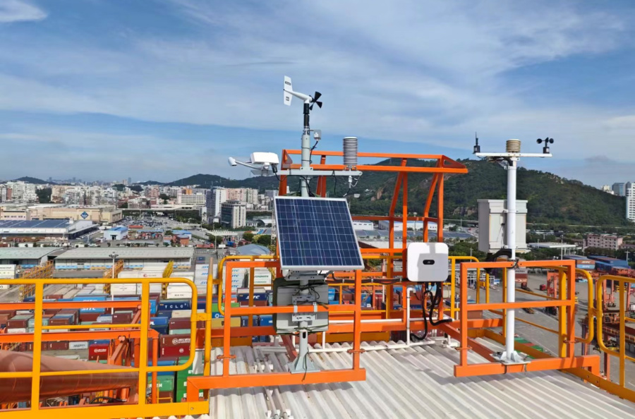 30日，福建首座碼頭橋吊自動(dòng)氣象站在廈門港海天碼頭建成投用。廈門港口管理局供圖