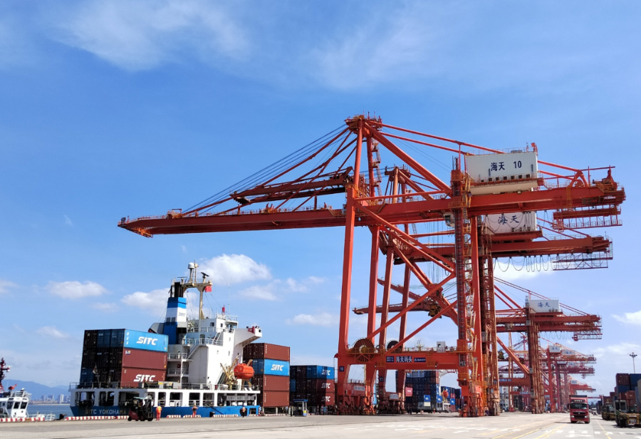 自動(dòng)氣象站可實(shí)時(shí)采集能見(jiàn)度、風(fēng)向、風(fēng)速、溫度等氣象要素。廈門(mén)港口管理局供圖