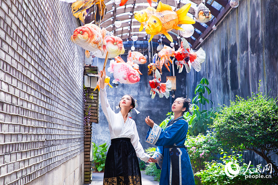 “三把刀”造型成為福州三坊七巷街頭的亮眼風(fēng)景。人民網(wǎng)記者 焦艷攝