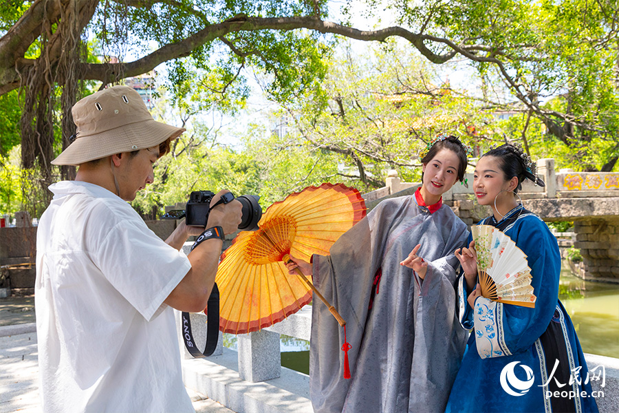 06“三把刀”造型吸引了眾多拍客。人民網(wǎng)記者 焦艷攝
