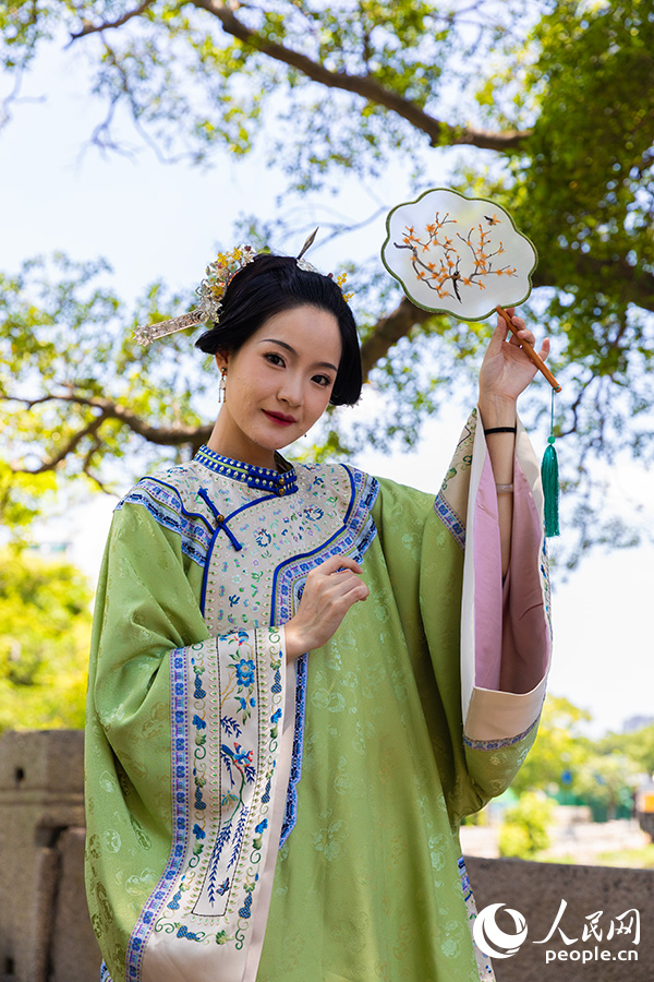 04 黃秋輝團(tuán)隊(duì)嘗試在妝造上融入年輕人喜愛的國潮元素。人民網(wǎng)記者 焦艷攝