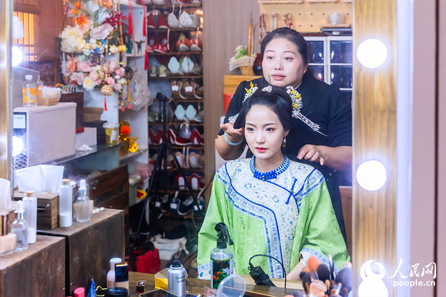 漢服妝造師黃秋輝正進(jìn)行“三把刀”妝造。人民網(wǎng)記者 焦艷攝