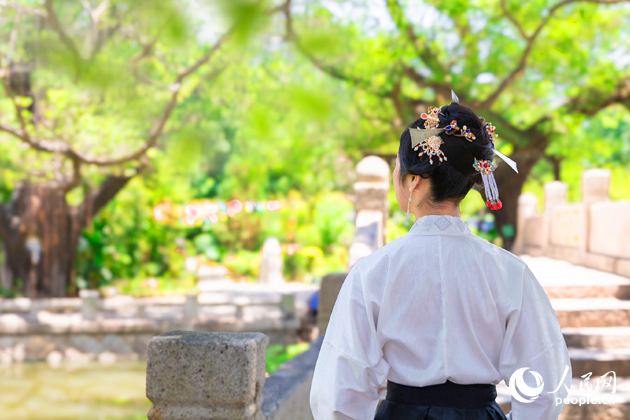 黃秋輝團(tuán)隊(duì)在妝造上增加了更多顏色艷麗的頭飾。人民網(wǎng)記者 焦艷攝