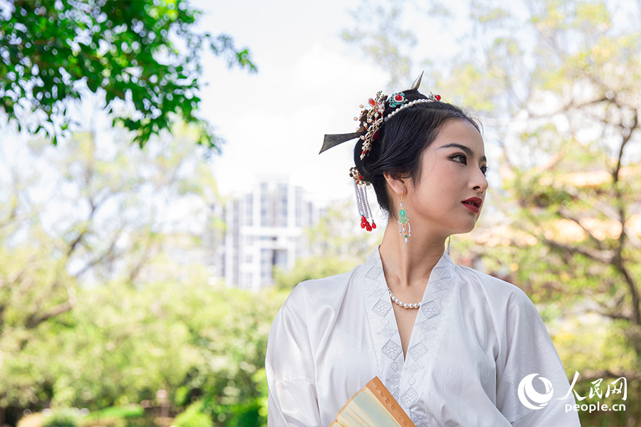 黃秋輝團(tuán)隊(duì)在妝造上增加了更多顏色艷麗的頭飾。人民網(wǎng)記者 焦艷攝