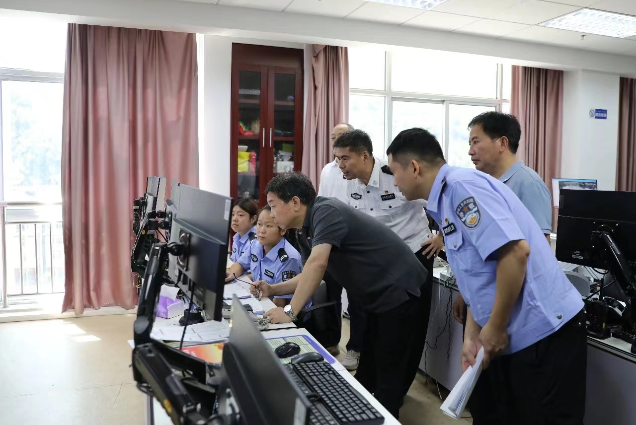 張成慧與負(fù)責(zé)接警工作人員交談