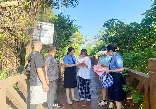 現(xiàn)場(chǎng)向群眾了解情況。