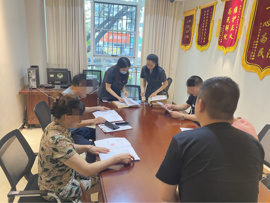 向涉訴零售商普及經(jīng)營(yíng)過(guò)程中知識(shí)產(chǎn)權(quán)侵權(quán)預(yù)防知識(shí)。海滄法院供圖