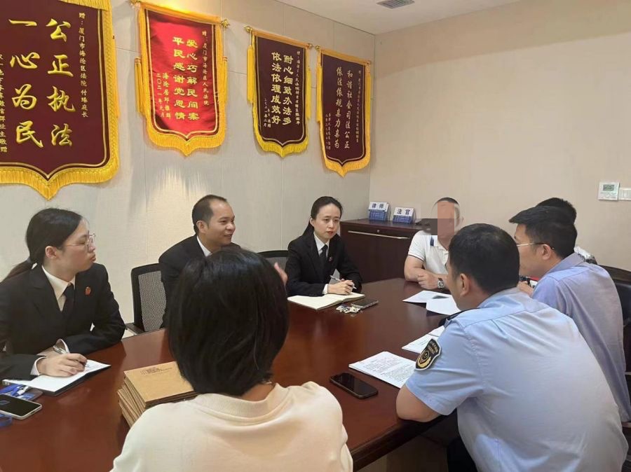 與涉案企業(yè)開展溝通交流座談。海滄法院供圖