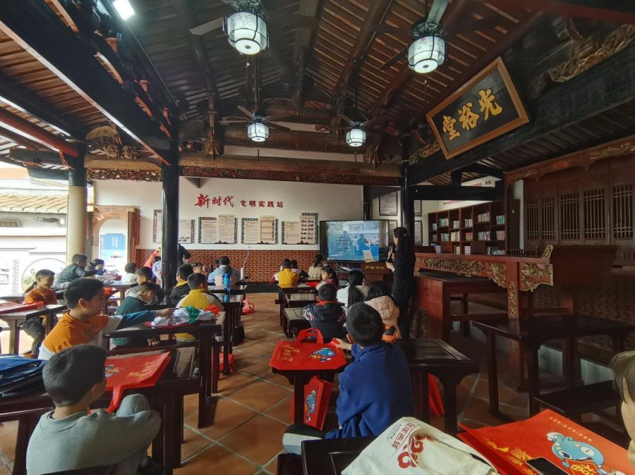 深入社區(qū)、鄉(xiāng)村為未成年人普法。海滄法院供圖