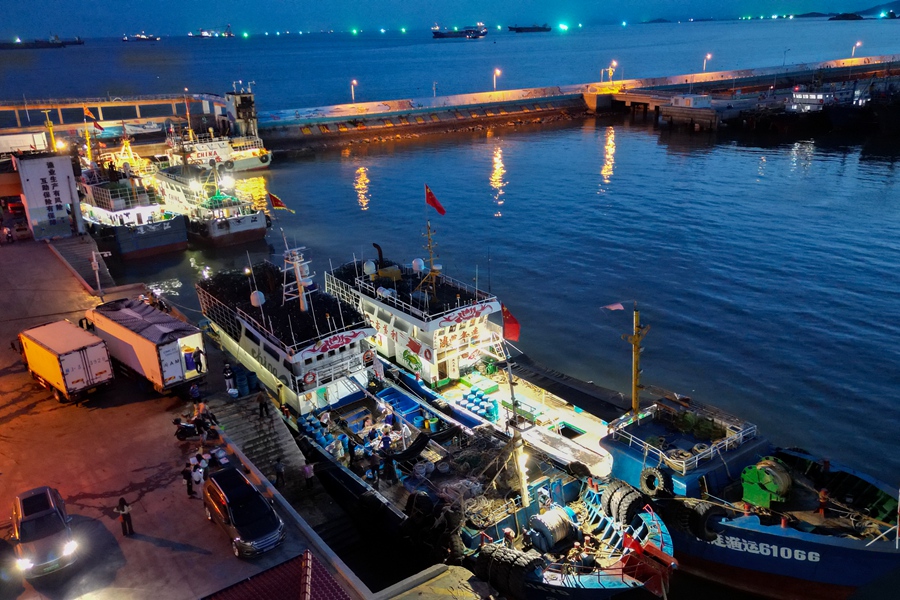 滿載漁獲的漁船回港。