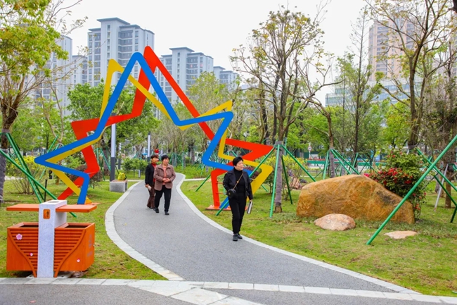 市民在街頭公園散步。