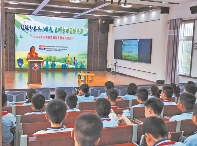 古田縣愛心公益聯(lián)合會志愿者在鳳都鎮(zhèn)中心小學(xué)開展“垃圾分類從小做起 文明古田因你美麗”垃圾分類進校園活動。古田縣融媒體中心供圖