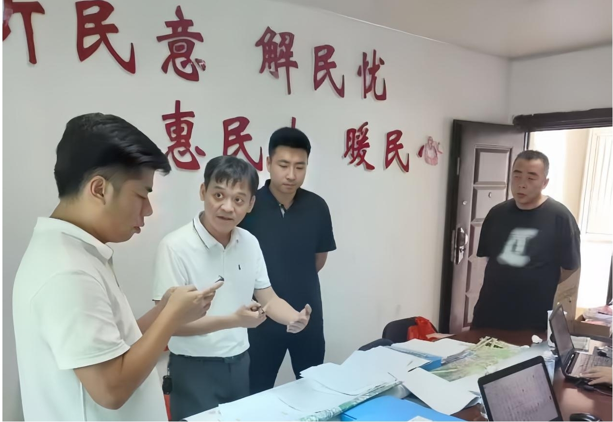 林洪劍指導(dǎo)農(nóng)村生活污水治理工作。福清市委組織部供圖