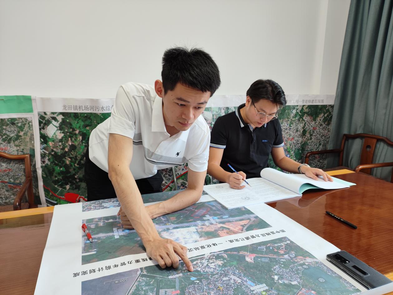 陳潮宇研究河道治理施工方案。福清市委組織部供圖